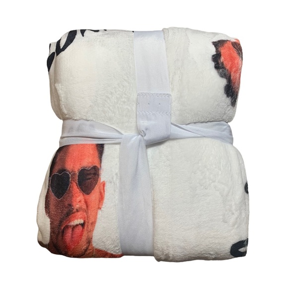 Bad bunny blanket - Picture 2 of 6